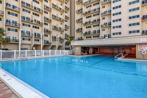 Pool - Waterfront condo with a scenic balcony and AC - pool, gym, and grill access (Panama City Beach)