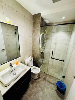 Shower, hair dryer, towels, toilet paper - Charming 1-bedroom studio in vibrant Kuala Lumpur perfect for travelers (Kuala Lumpur)
