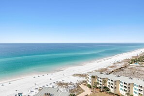 On the beach - 17th-floor Gulf-front condo with indoor/outdoor pools, hot tub & on-site dining (Destin)