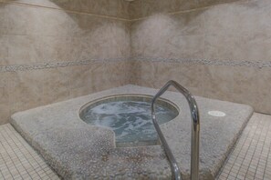 Spa - 17th-floor Gulf-front condo with indoor/outdoor pools, hot tub & on-site dining (Destin)