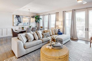 TV, offices - Gorgeous, updated condo with balconies, pool, & great location near 30A (Alys Beach,)