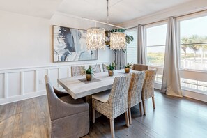 Dining - Gorgeous, updated condo with balconies, pool, & great location near 30A (Alys Beach,)