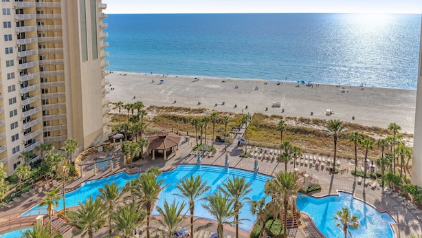 Un hotel con piscina, playa y vista al océano.