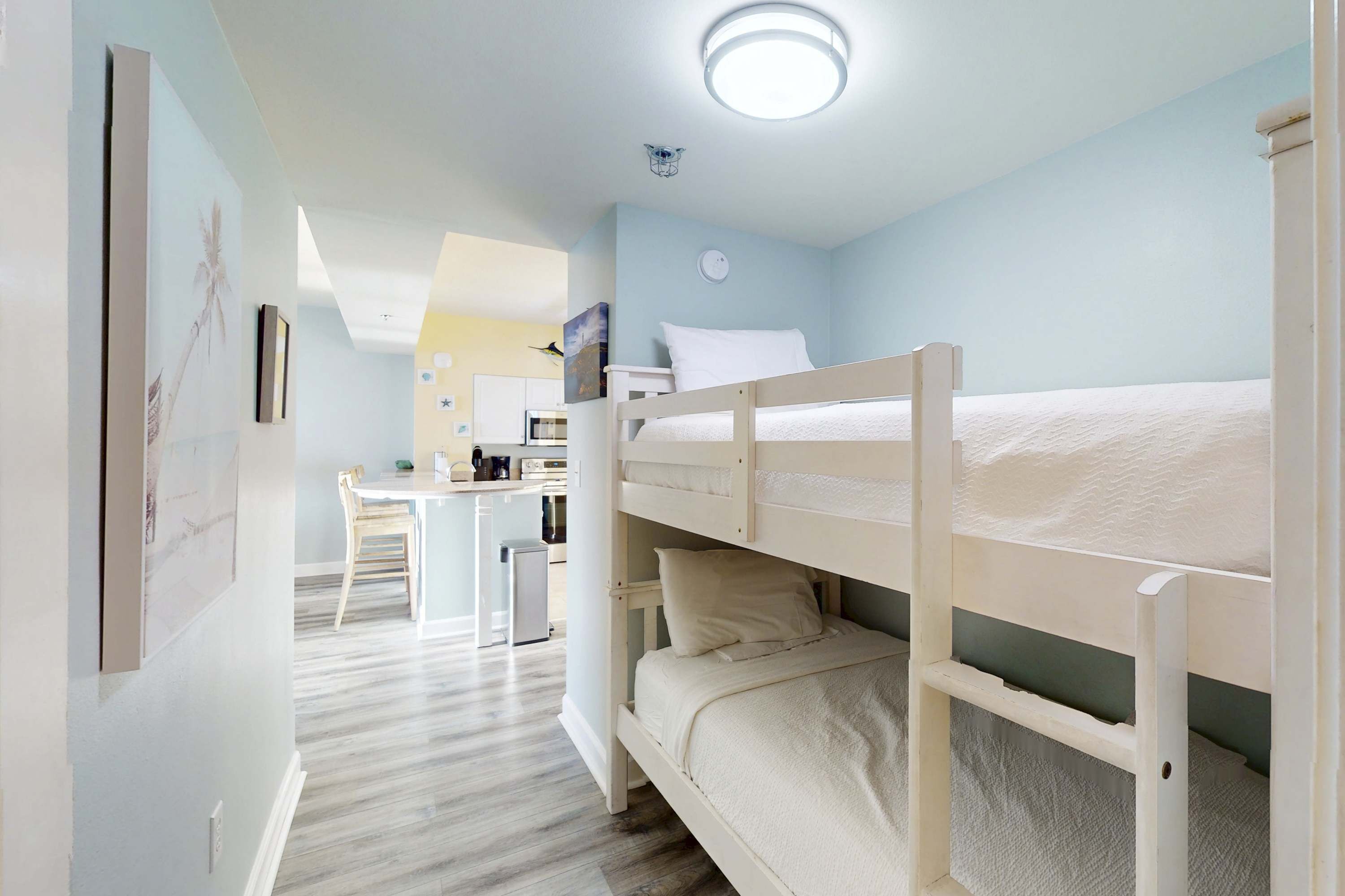 Una camera da letto con letti a castello, una scrivania e una sedia.