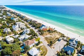 Beach nearby - Top-floor retreat 1 block to beach with balcony, W/D, AC, & pool (Santa Rosa Beach)