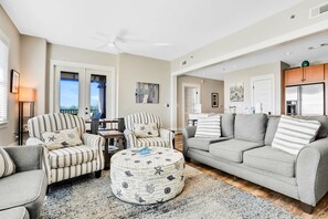 TV, offices - Top-floor retreat 1 block to beach with balcony, W/D, AC, & pool (Santa Rosa Beach)