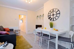 Dining - 2-Bedroom Bright London Home (Greater London)