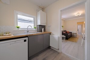 Jääkaappi, mikroaaltouuni, uuni, liesi