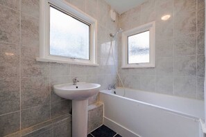 Hair dryer - 2-Bedroom Bright London Home (Greater London)