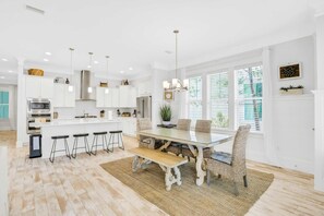 Dining - Relaxing getaway outdoor pool access, gym, bikes, central AC, & W&D (Inlet Beach)