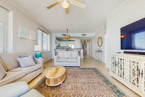 TV, offices - 7th Floor Gulf-Front Condo w/ Views, Close To Local Restaurants (Navarre Beach)