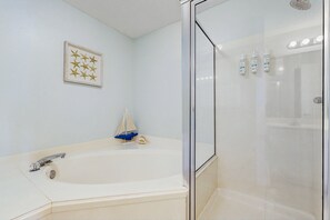 Shower, towels - 7th Floor Gulf-Front Condo w/ Views, Close To Local Restaurants (Navarre Beach)