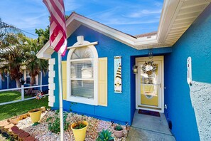 Exterior detail - Charming home near beaches with a washer&dryer, AC, & outdoor entertaining (Panama City Beach)