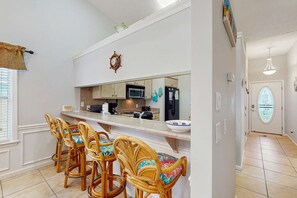 Fridge, microwave, oven, stovetop - Charming home near beaches with a washer&dryer, AC, & outdoor entertaining (Panama City Beach)