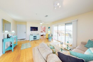 TV, offices - Water-view haven with sound-view balcony, shared pool, WiFi, and AC (Navarre Beach)
