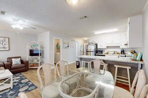 Dining - Dog-friendly duplex 2 blocks from beach with private yard, AC, & W&D (Panama City Beach)