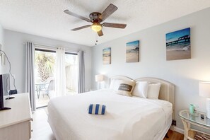 2 bedrooms, iron/ironing board, WiFi, bed sheets - Dog-friendly duplex 2 blocks from beach with private yard, AC, & W&D (Panama City Beach)
