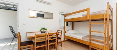 1 chambre, fer et planche à repasser, Wi-Fi gratuit, draps fournis