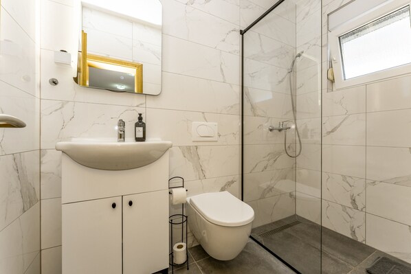 Shower, hair dryer, towels - Apartment Lavaran 4 (Vir)