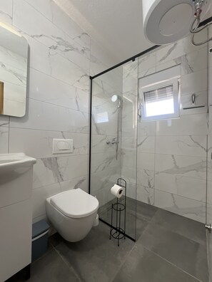 Ducha, secador de pelo, toallas