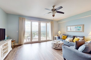 TV, offices - Beach condo with WiFi, amazing views, hot tub, and pools (Panama City Beach)