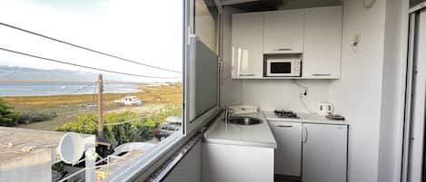 Kühlschrank, Mikrowelle, Wasserkocher mit Kaffee-/Teezubehör