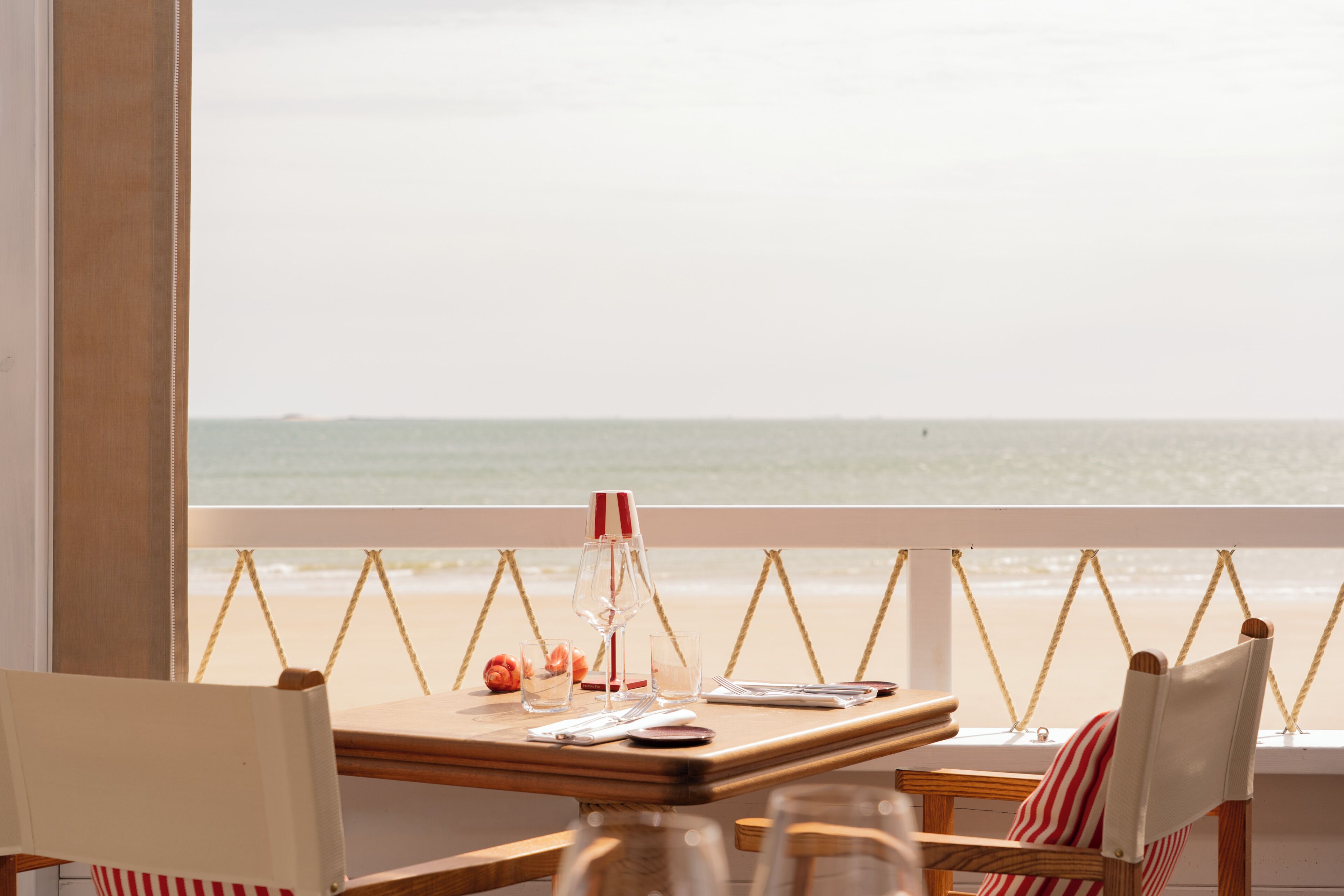 2 restaurants servant le petit déjeuner, le déjeuner et le dîner