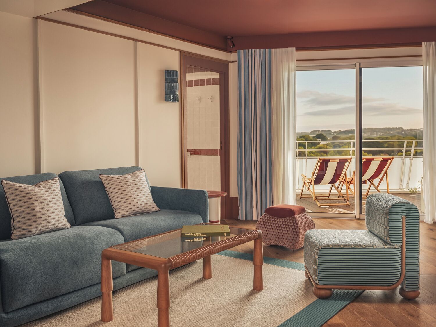 Suite Deluxe, terraza | Caja fuerte, escritorio, sistema de insonorización