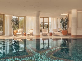 Una piscina techada, camas de piscina gratis, sombrillas