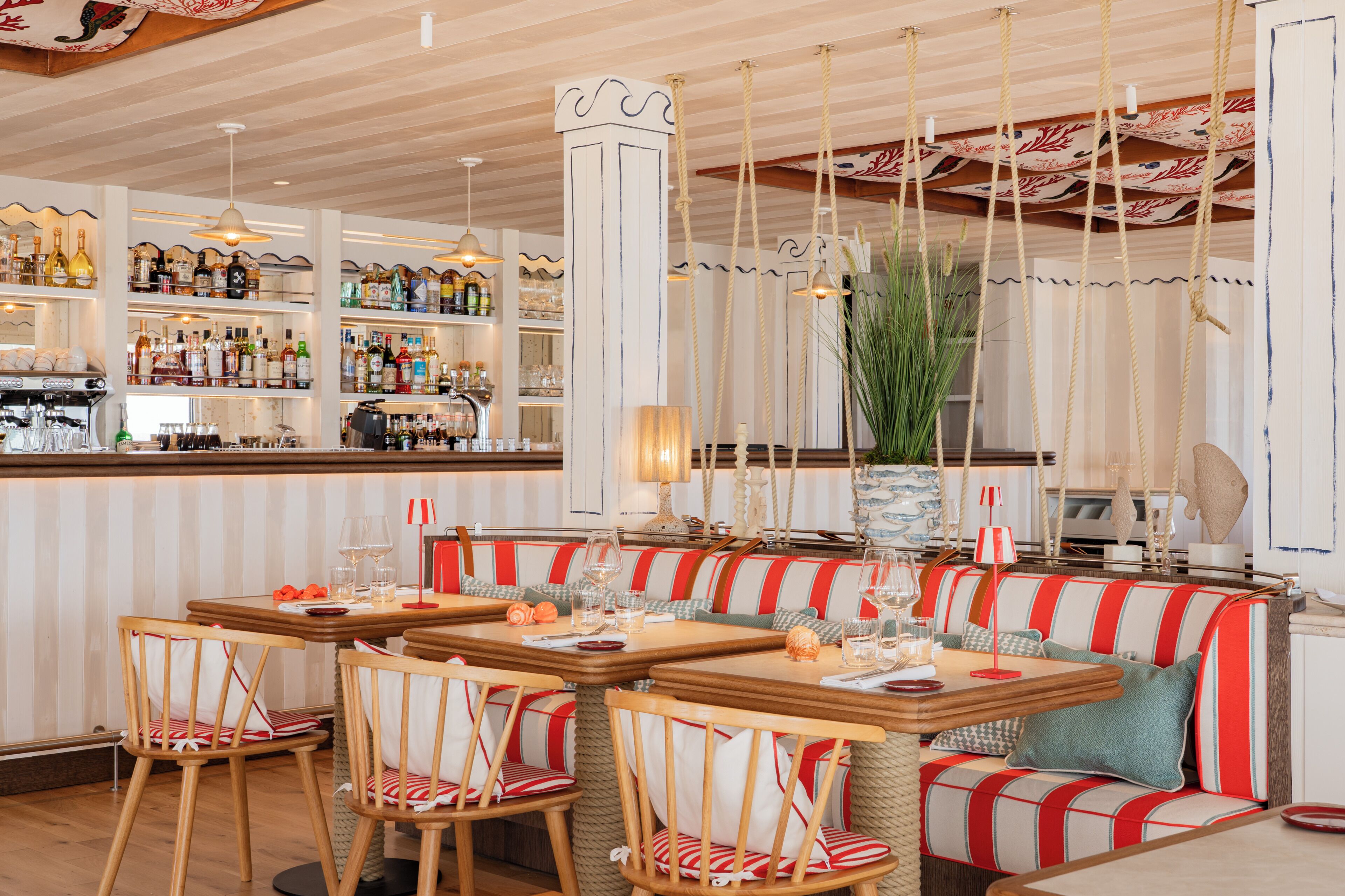 2 restaurants; breakfast, lunch, and dinner served