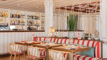 2 restaurants; breakfast, lunch, and dinner served