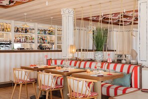2 restaurants; breakfast, lunch and dinner served 