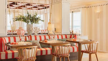 HĂ€r finns 2 restauranger som serverar frukost, lunch och middag