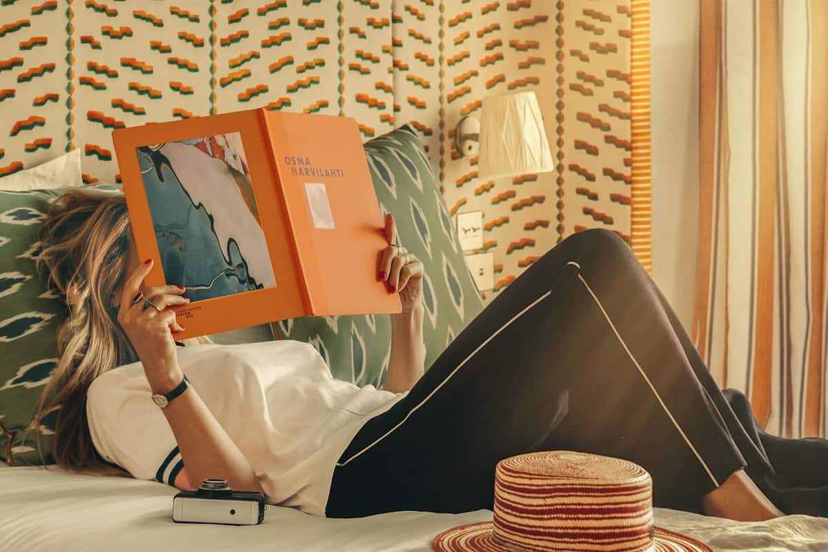 Odada kasa, masa, ses yalıtımı, ütü/ütü masası