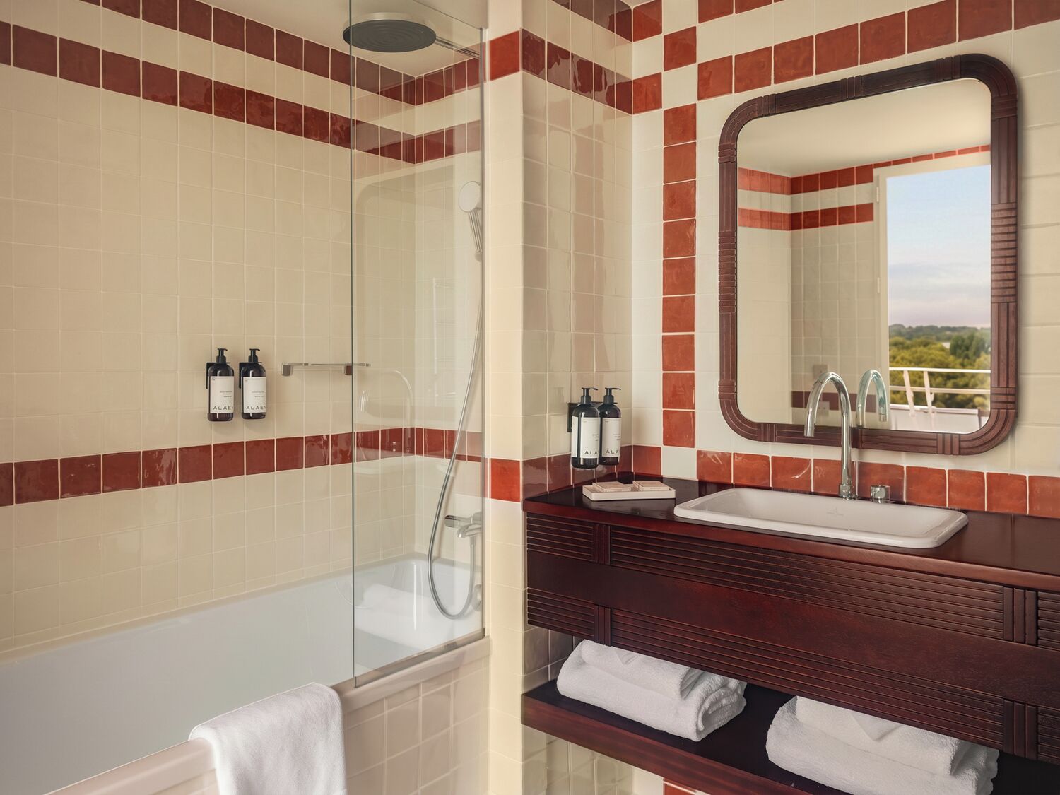 Une salle de bain avec une douche à parois de verre, un meuble-lavabo et un miroir.