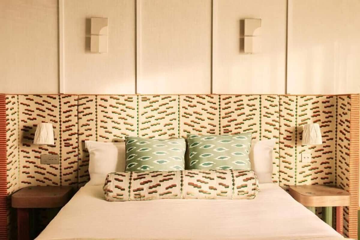 Odada kasa, masa, ses yalıtımı, ütü/ütü masası