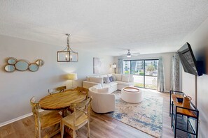 TV, offices - Golf lovers’s condo with golf, 11 pools, hot tubs, gym, tennis, pickleball, W/D (Panama City Beach)