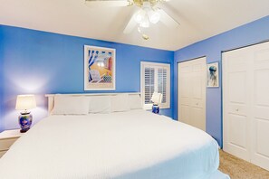 2 bedrooms, iron/ironing board, WiFi, bed sheets - Bright & beachy retreat with four pools, hot tubs, fitness room, & sports courts (Panama City Beach)