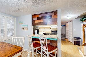Dining - Bright & beachy retreat with four pools, hot tubs, fitness room, & sports courts (Panama City Beach)