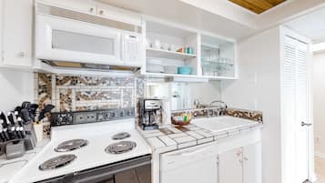 Coffee/tea maker, fridge, microwave, oven