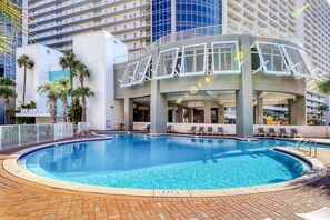 Pool - Fantastic ocean-view condo with hot tub, balcony, heated pool & golf (Panama City Beach)