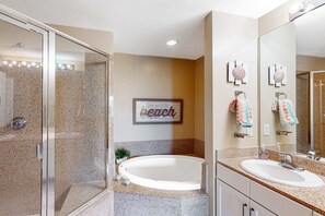 Douche, sèche-cheveux, serviettes fournies