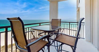 Gorgeous waterfront condo with pool, fitness room & WiFi