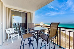 Outdoor dining - Gorgeous waterfront condo with pool, fitness room & WiFi (Navarre Beach)