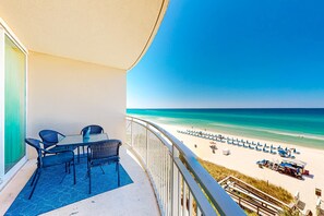 Outdoor dining - Tranquil escape in oceanfront complex near Pier Park with hot tub, pool & AC (Panama City Beach)