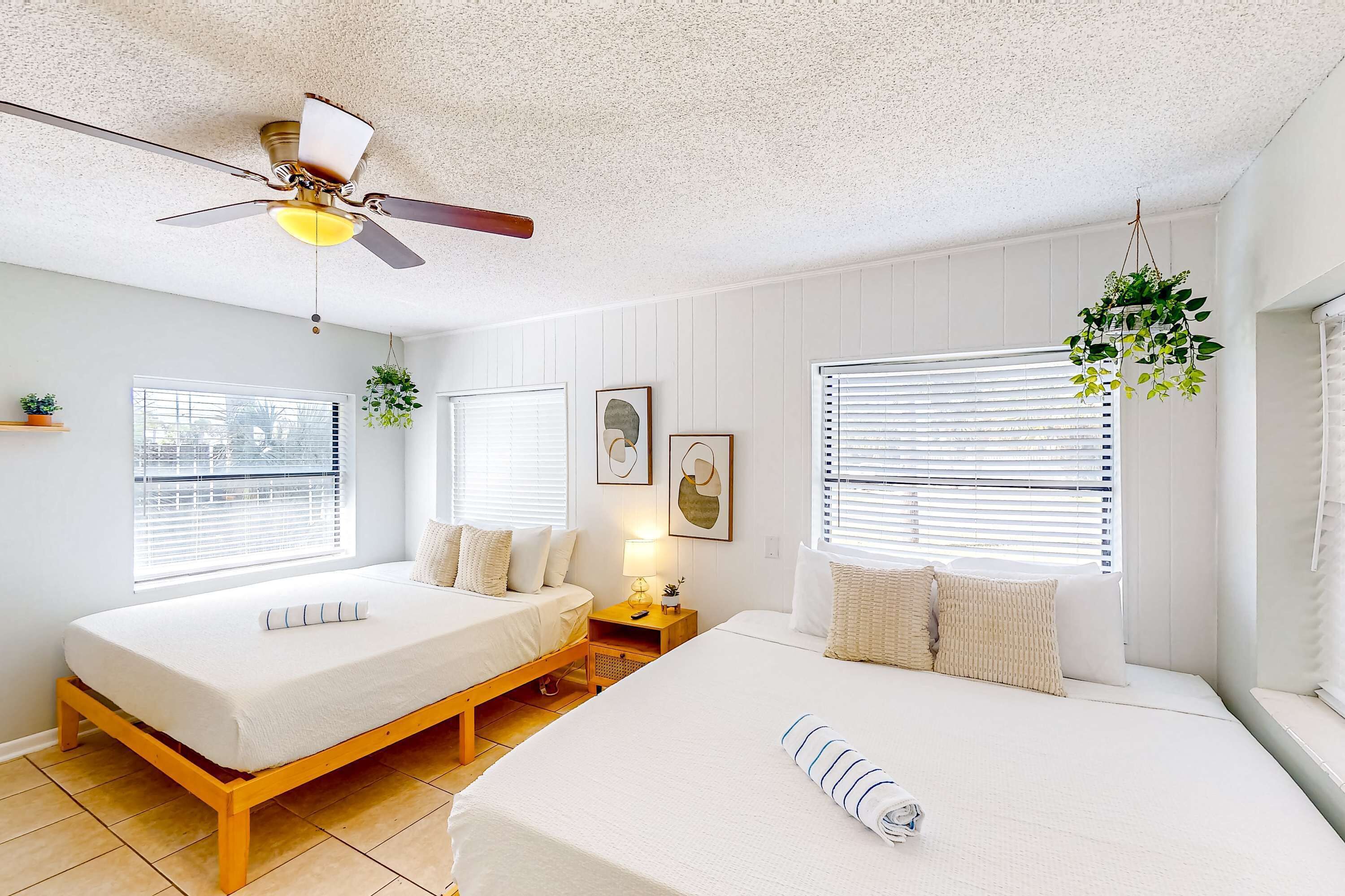 5 habitaciones, tabla de planchar con plancha, cuna de viaje y wifi 