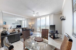 Een televisie, een dvd-speler en een kantoor