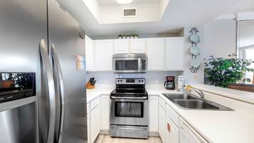 Een koelkast, een magnetron, een oven, een kookplaat