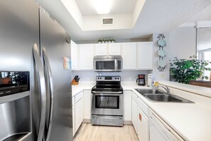 Een koelkast, een magnetron, een oven, een kookplaat