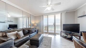 Een televisie, een dvd-speler en een kantoor